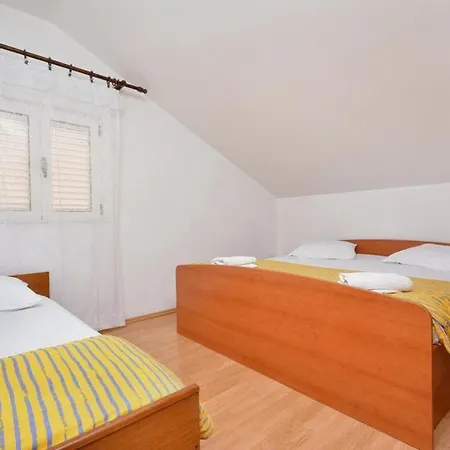 Daire 2-bedroom With Large Terrace 3558-1 Žuljana